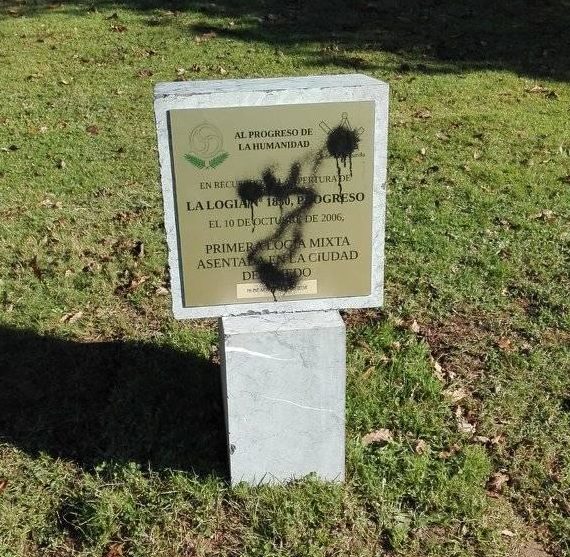 Acto vandálico contra un memorial masónico